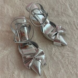 Silver bow heels✨ (NEVER WORN)